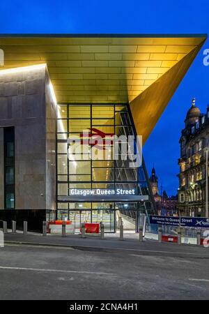 Nouvelle façade de la gare Queen Street de Glasgow vue de Dundas Street à la lumière du soir dans le centre-ville de Glasgow, en Écosse ROYAUME-UNI Banque D'Images