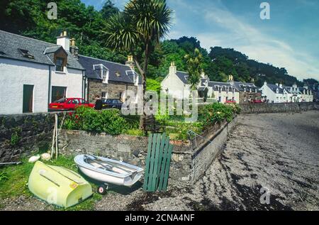 Le beau village de Plockton situé sur a à l'entrée du Loch Carron dans l'ouest des Highlands d'Écosse Banque D'Images