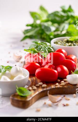 Ingrédients pour la préparation de la salade de capresse. Banque D'Images