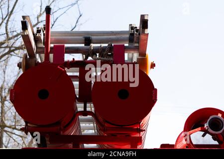 un camion d'incendie, vue arrière des canisters pour le transport des flexibles d'aspiration avec des sorties d'incendie attachées à eux Banque D'Images