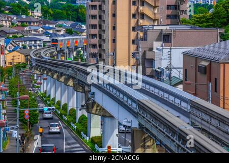 Tama monorail qui gère un quartier résidentiel Banque D'Images