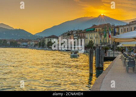 Coucher de soleil à Saló au lac de Garde, Italie Banque D'Images