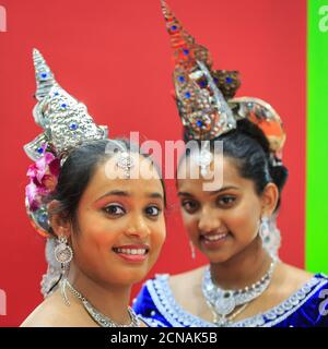 Artistes asiatiques féminins dans les robes traditionnelles sri lankaises, salon du World Travel Market (WTM), Excel London, Royaume-Uni Banque D'Images