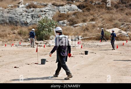 Tulkarem, ville d'Anabta près de la ville de Tulkarem en Cisjordanie. 17 septembre 2020. Les démineurs du HALO Trust, un organisme sans but lucratif spécialisé dans l'enlèvement des mines, travaillent pendant une opération d'enlèvement et de nettoyage des mines dans la ville d'Anabta, près de la ville de Tulkarem, en Cisjordanie, le 17 septembre 2020. Credit: Ayman Nobani/Xinhua/Alamy Live News Banque D'Images