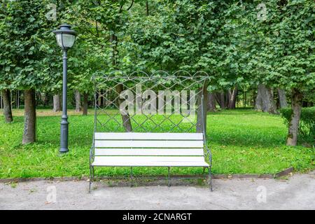 Banc en bois blanc dans le parc de la ville Banque D'Images