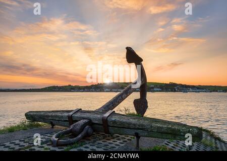 Appledore, North Devon, Angleterre. Vendredi 18 septembre 2020. Météo Royaume-Uni. Les premiers rayons du soleil éclairement l'estuaire de Torridge, sur le petit rivage côtier du Devon du Nord d'Appledore. C'est aujourd'hui le début officiel du « Appledore Drive In Book Festival », considéré comme le tout premier festival britannique consacré au livre, qui se déroule du vendredi 18 septembre au mardi 22 septembre, avec cinq événements prévus chaque jour. La gamme des stars comprend le producteur, le présentateur et l'écrivain Richard Osman, le présentateur Loose Women et l'ancienne star de Coronation Street, Shobna Gulati, la romancière internationale la plus vendue, Adele P. Banque D'Images