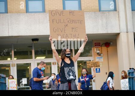 New York, États-Unis. 17 septembre 2020. Un étudiant de l'école secondaire Benjamin N. Cardozo à Oakland Gardens, Queens, New York tient un écriteau lors d'une manifestation contre l'apprentissage en personne alors que les enseignants soulèvent de nouvelles inquiétudes quant à la préparation des écoles contre Covid-19.le maire de New York Bill de Blasio et le chancelier de l'école Richard Carranza ont dévoilé leur plan d'apprentissage mixte pour les 1.1 millions d'élèves des écoles publiques de la ville. Crédit : SOPA Images Limited/Alamy Live News Banque D'Images