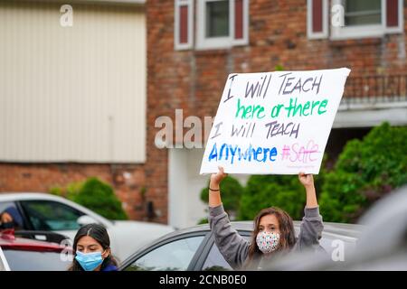 New York, États-Unis. 17 septembre 2020. Un étudiant de l'école secondaire Benjamin N. Cardozo à Oakland Gardens, Queens, New York tient un écriteau lors d'une manifestation contre l'apprentissage en personne alors que les enseignants soulèvent de nouvelles inquiétudes quant à la préparation des écoles contre Covid-19.le maire de New York Bill de Blasio et le chancelier de l'école Richard Carranza ont dévoilé leur plan d'apprentissage mixte pour les 1.1 millions d'élèves des écoles publiques de la ville. Crédit : SOPA Images Limited/Alamy Live News Banque D'Images