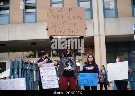 New York, États-Unis. 17 septembre 2020. Étudiants de l'école secondaire Benjamin N. Cardozo à Oakland Gardens, Queens, New York tient des pancartes lors d'une manifestation contre l'apprentissage en personne tandis que les enseignants soulèvent de nouvelles préoccupations quant à la préparation des écoles contre Covid-19.le maire de New York Bill de Blasio et le chancelier des écoles Richard Carranza ont dévoilé leur plan d'apprentissage mixte pour les 1.1 millions d'élèves des écoles publiques de la ville. Crédit : SOPA Images Limited/Alamy Live News Banque D'Images