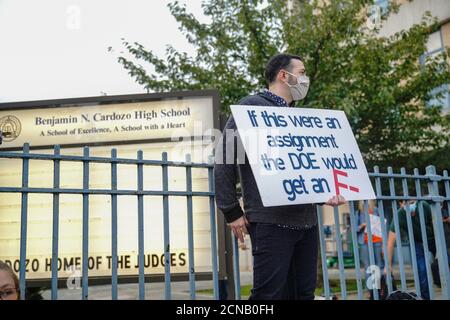 New York, États-Unis. 17 septembre 2020. Un étudiant de l'école secondaire Benjamin N. Cardozo à Oakland Gardens, Queens, New York tient un écriteau lors d'une manifestation contre l'apprentissage en personne alors que les enseignants soulèvent de nouvelles inquiétudes quant à la préparation des écoles contre Covid-19.le maire de New York Bill de Blasio et le chancelier de l'école Richard Carranza ont dévoilé leur plan d'apprentissage mixte pour les 1.1 millions d'élèves des écoles publiques de la ville. Crédit : SOPA Images Limited/Alamy Live News Banque D'Images