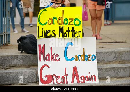 New York, États-Unis. 17 septembre 2020. Un étudiant de l'école secondaire Benjamin N. Cardozo à Oakland Gardens, Queens, New York organise des pancartes lors d'une manifestation contre l'apprentissage en personne tandis que les enseignants soulèvent de nouvelles inquiétudes quant à la préparation des écoles contre Covid-19.le maire de New York, Bill de Blasio, et le chancelier des écoles, Richard Carranza, ont dévoilé leur plan d'apprentissage mixte pour les 1.1 millions d'élèves des écoles publiques de la ville. Crédit : SOPA Images Limited/Alamy Live News Banque D'Images