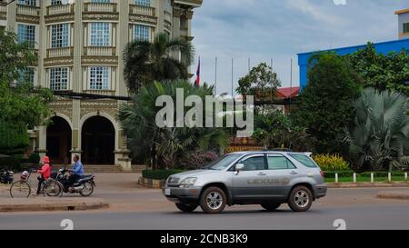 Cambodge, Siem Reap 12/08/2018 circulation dans une ville asiatique, plantes tropicales sur la touche Banque D'Images