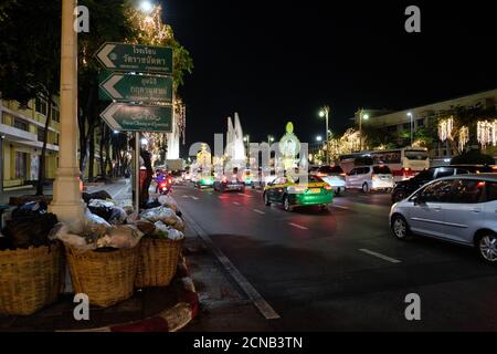 Bangkok, Thaïlande, 26 décembre 2018. Circulation dans la rue de la capitale de la nuit de Thaïlande. Banque D'Images