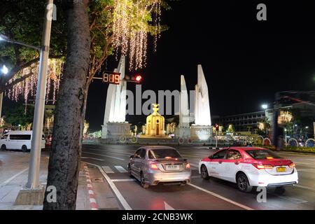 Bangkok, Thaïlande, 26 décembre 2018. Circulation dans la rue de la capitale de la nuit de Thaïlande. Banque D'Images