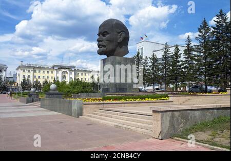 Statue inhabituelle de Lénine - une tête géante sur un piédestal. Banque D'Images