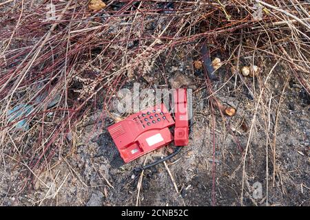Région de Chernihiv, Ukraine, 25 avril 2019. Un ancien téléphone filaire se trouve dans une décharge. Banque D'Images