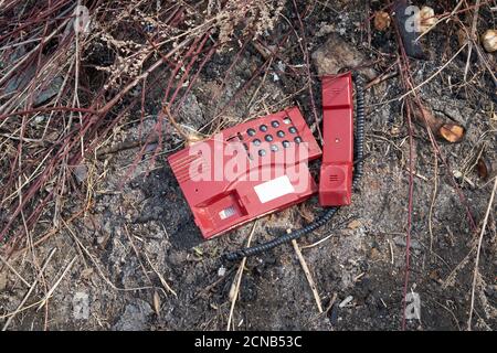 Région de Chernihiv, Ukraine, 25 avril 2019. Un ancien téléphone filaire se trouve dans une décharge. Banque D'Images