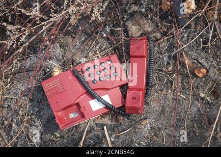Région de Chernihiv, Ukraine, 25 avril 2019. Un ancien téléphone filaire se trouve dans une décharge. Banque D'Images