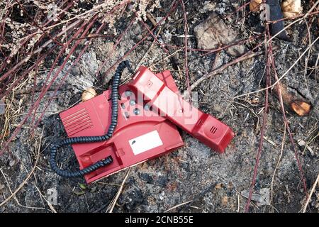 Région de Chernihiv, Ukraine, 25 avril 2019. Un ancien téléphone filaire se trouve dans une décharge. Banque D'Images