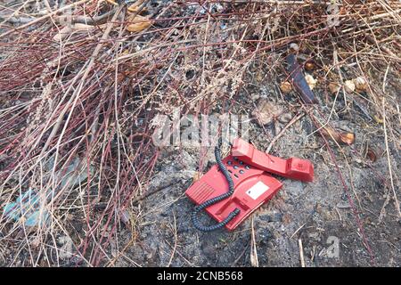 Région de Chernihiv, Ukraine, 25 avril 2019. Un ancien téléphone filaire se trouve dans une décharge. Banque D'Images