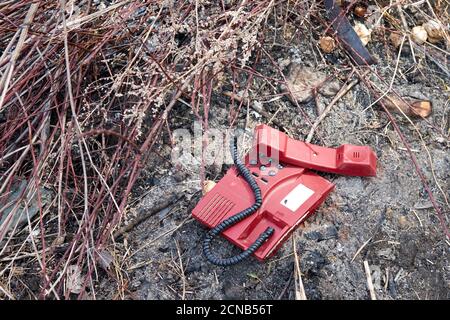 Région de Chernihiv, Ukraine, 25 avril 2019. Un ancien téléphone filaire se trouve dans une décharge. Banque D'Images