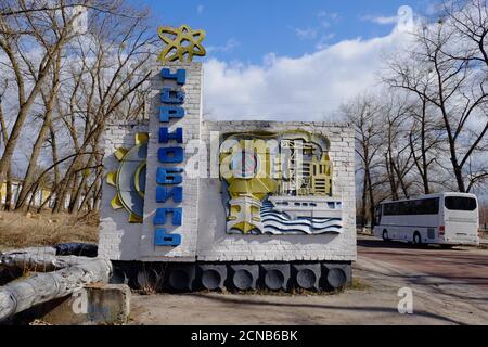 Tchernobyl, Ukraine, 14 mars 2020. Panneau de Tchernobyl à l'intérieur de la zone d'exclusion. Stella avec le panneau de route de Tchernobyl à l'entrée de la ville. Exclus Banque D'Images