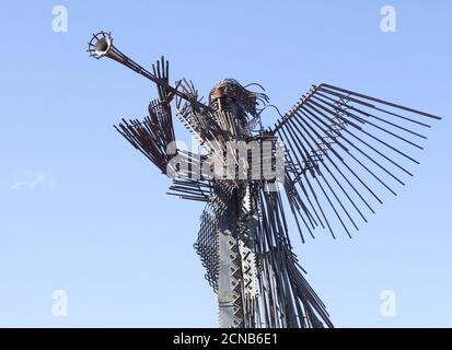 Tchernobyl, Ukraine, 14 mars 2020. Sculpture en métal d'un ange trompettiste contre le ciel bleu de Tchernobyl. Monument au disaste nucléaire de Tchernobyl Banque D'Images