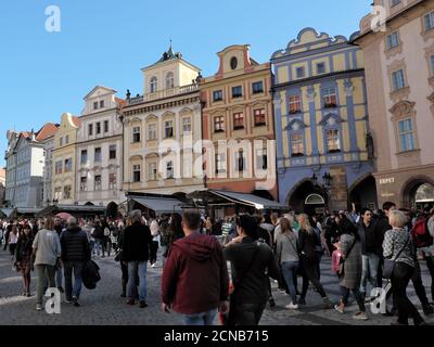 Prague, République tchèque, 12 octobre 2019. Les touristes marchent sur la place de la vieille ville. Banque D'Images