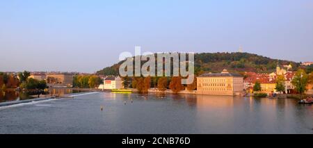 Prague, République tchèque, 13 octobre 2019. La côte pittoresque de la Vltava à Prague. Paysage d'automne. Banque D'Images