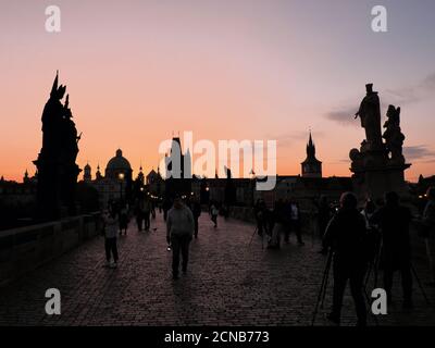 Prague, République tchèque, 13 octobre 2019. Touristes sur le pont Charles à l'aube. Silhouettes de bâtiments médiévaux. Banque D'Images