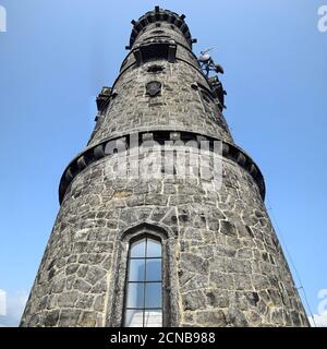 Une tour d'observation en pierre au sommet du Děčínský Sněžník, le plus haut sommet des montagnes de grès de l'Elbe dans la région de la Suisse de Bohême. Banque D'Images