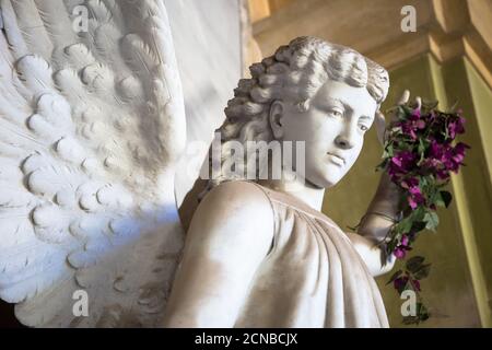 Statue d'ange sur un ancien tombeau situé à Gênes Cimetière - Italie Banque D'Images