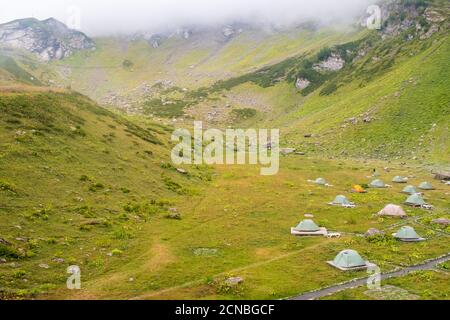 Krasnaya Polyana, Sotchi, Russie - 07 septembre 2020 : terrain de camping dans la montagne. Banque D'Images