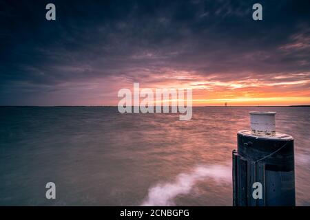 Magnifique coucher de soleil au Markermeer. Bataviahaven, Banque D'Images