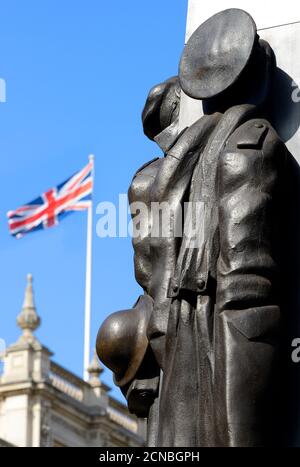 Londres, Angleterre, Royaume-Uni. Mémorial des femmes de la Seconde Guerre mondiale (John Mills; 2005) à Whitehall - drapeau de l'Union volant au-dessus des gardes à cheval Banque D'Images