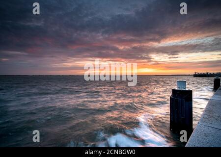 Magnifique coucher de soleil au Markermeer. Bataviahaven, Banque D'Images