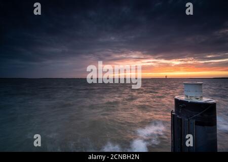 Magnifique coucher de soleil au Markermeer. Bataviahaven, Banque D'Images