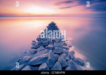 Mer de Waddenzee ou wadd au coucher du soleil vu de la jetée de ferry ameland dans la province néerlandaise de friesland Banque D'Images