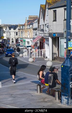 Une vue générale des vacanciers dans la rue principale de Newquay, en Cornouailles. Banque D'Images