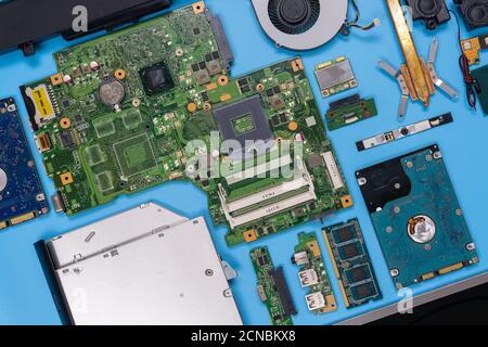 Parties d'un ordinateur moderne. L'intérieur d'un ordinateur portable sur un fond bleu, télévision composition laïcs Banque D'Images