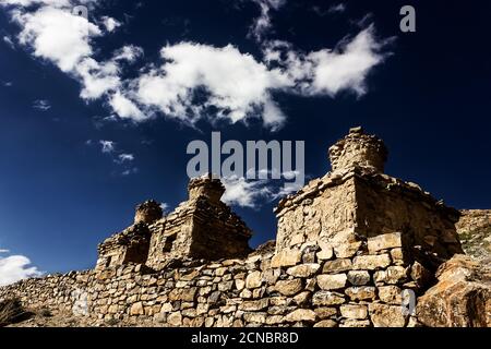 Un paysage spectaculaire de stupas bouddhistes de pierre ancienne sous un ciel bleu dans le village de Kibber dans la vallée de Spiti dans l'Himalaya indien. Banque D'Images