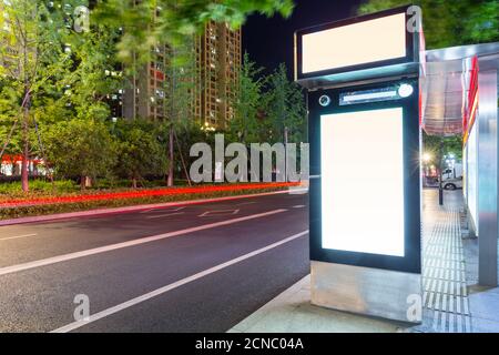 panneaux d'affichage vierges pour boîtes lumineuses la nuit Banque D'Images