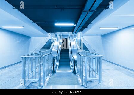 le mouvement de l'escalier roulant est flou dans le passage inférieur Banque D'Images