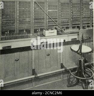 . Le journal technique de Bell System . Figure 3—ensemble de mesure de la transmission développé environ 1920 et genres associés utilisés à un tableau de commutation pour tester les circuits de cordon ou les lignes de réseau interbureaux. Les deux unitssont nécessaires pour l'envoi ou la réception. La figure 3 montre le générateur de puissance d'essai et le dispositif de mesure développé environ 1920 pour l'utilisation dans l'usine locale pour mesurer l'équipement de centraloffice et les lignes de réseau interbureaux avec la puissance d'essai d'une fréquence unique, la fréquence employée habituellement étant de 1000 cycles. Lorsque DE NOUVEAUX SYSTÈMES DE MESURE DE LA TRANSMISSION 7 circuits de mesure entre les équipements, il est nécessaire Banque D'Images