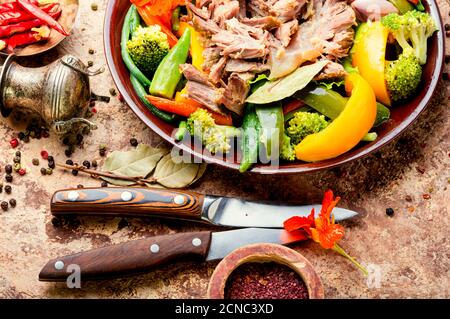 Ragoût de bœuf avec des légumes de saison. Viande de bœuf cuite avec des légumes Banque D'Images