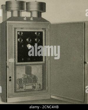 . Le journal technique de Bell System . nterrupted à 20 cycles sur le circuit.un équipement de protection de la vie privée semblable à celui utilisé sur les canaux transatlantiques de courte durée est installé dans les bureaux du terminal. Les émetteurs sont commandés par quartz et peuvent délivrer 15 watts de puissance porteuse qui peuvent être entièrement modulés. Il a été estimé que cela donnerait un circuit raisonnablement satisfaisant. Le schéma du bloc Ablock de l'émetteur de Green Harbour est illustré sur la Fig. 1.l'émetteur de Provincetown est de construction semblable. Les récepteurs sont de type double détection (voir Fig. 3), et tomake Banque D'Images