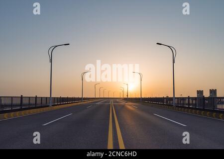 route sur le pont au lever du soleil Banque D'Images