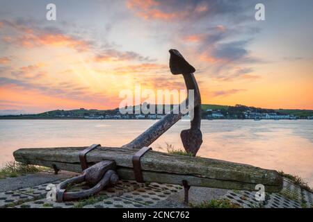 Appledore, North Devon, Angleterre. Vendredi 18 septembre 2020. Météo Royaume-Uni. Les premiers rayons du soleil éclairement l'estuaire de Torridge, sur le petit rivage côtier du Devon du Nord d'Appledore. C'est aujourd'hui le début officiel du « Appledore Drive In Book Festival », considéré comme le tout premier festival britannique consacré au livre, qui se déroule du vendredi 18 septembre au mardi 22 septembre, avec cinq événements prévus chaque jour. La gamme des stars comprend le producteur, le présentateur et l'écrivain Richard Osman, le présentateur Loose Women et l'ancienne star de Coronation Street, Shobna Gulati, la romancière internationale la plus vendue, Adele P. Banque D'Images