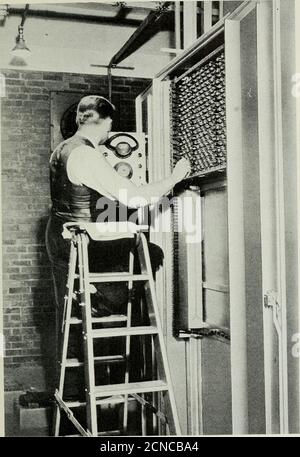 . Le journal technique de Bell System . ts. Câbles latéraux chaque station de relais de porteuse a été installéequatre câbles latéraux pour amener les paires de porteurs dans le bâtiment du relais. Un des deux éléments requis pour chaque sens de transmission pour chaque câble, c'est-à-dire deux câbles d'entrée et deux câbles de sortie étaient nécessaires. En raison de la transposition des directions de transmission à chaque point de relais, les deux câbles d'entrée se connectent à un câble de péage et les deux câbles de sortie à l'autre. La figure 4 illustre ces câbles installés à un point de répéteur de câble aérodynamique. Tous les câbles latéraux ont été installés pour le Banque D'Images