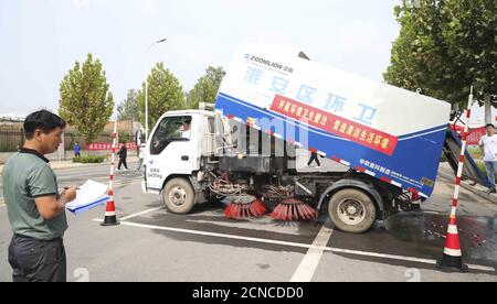 Huaian, Huaian, Chine. 18 septembre 2020. JiangsuÃ¯ÂμÅ'CHINA-on 16 septembre 2020, jiangsu huaian pour l'industrie de l'assainissement mécanisation du nettoyage routier le concours de compétences professionnelles, 11 équipes dans la ville des travailleurs de l'assainissement dans le nettoyage de surface de route, le déversement des ordures, la pulvérisation de brume sujet de travail, visant à améliorer les compétences des travailleurs de l'assainissement, la qualité professionnelle et la qualité de l'assainissement de l'industrie des services, améliorer le niveau de gestion de l'assainissement de l'environnement urbain. Crédit : SIPA Asia/ZUMA Wire/Alay Live News Banque D'Images